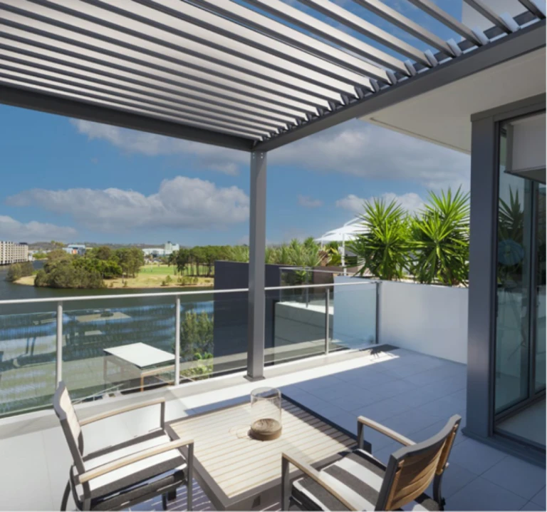 Eine moderne Terrasse mit Blick auf den See und einer bioklimatischen Pergola