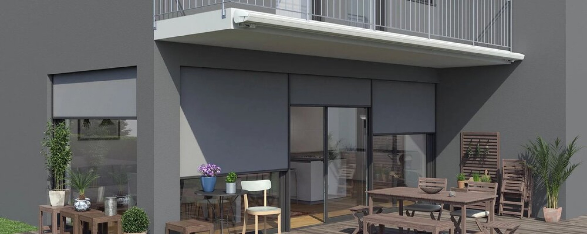 Eine moderne Terrasse mit grauen Außenrollos an den Fenstern und am Balkon