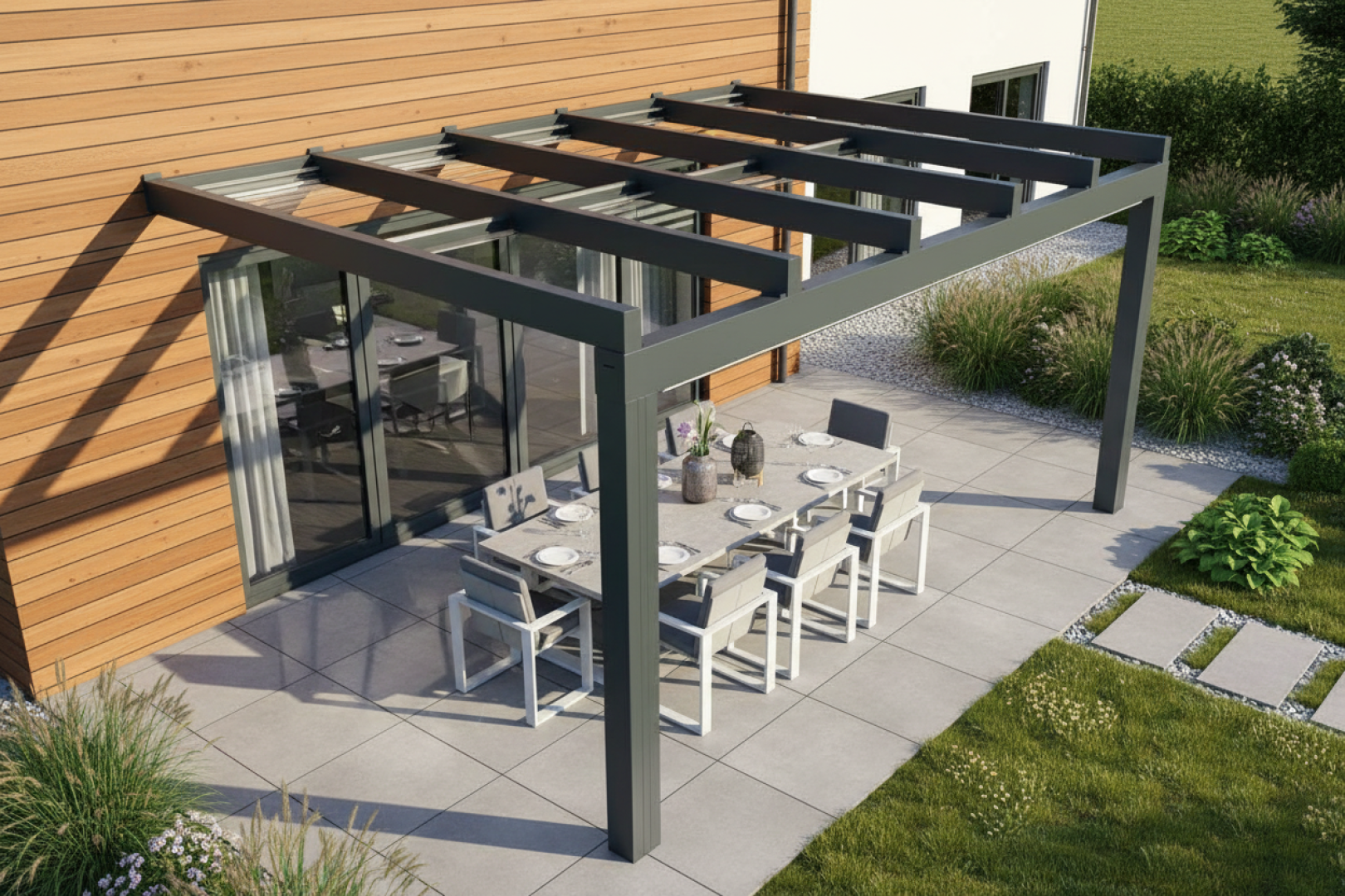 Eine moderne, graue Aluminium-Pergola mit verglastem Dach über der Terrasse mit Essbereich neben einem Haus mit Holzverkleidung.