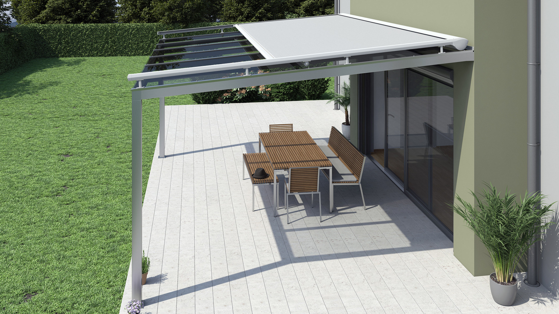 Eine moderne Markise über der verglasten Terrasse mit Sitzgelegenheiten im Freien und einer Rasenfläche