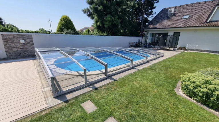 Moderne, niedrige Teleskop-Schwimmbadüberdachung im Garten eines Einfamilienhauses