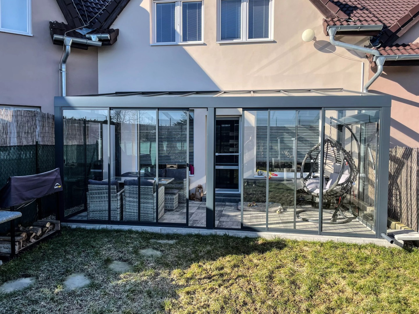 Moderne Aluminium-Pergola „ROBUST“ mit Standardverglasung und Gartenmöbeln in der Ortschaft Stehelčeves