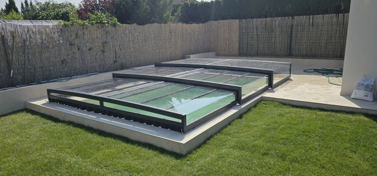 Niedrige anthrazitfarbene EXCLUSIVE-Schwimmbadüberdachung im Garten bei Žilina