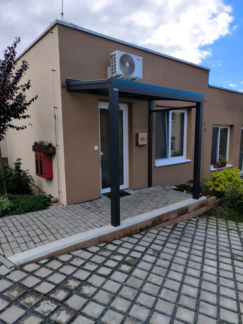 Eine moderne Aluminiumkonstruktion über der Eingangstür eines Einfamilienhauses